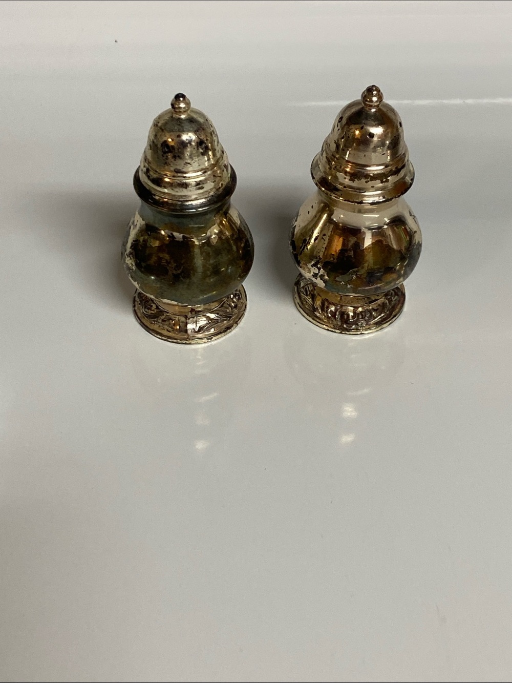 VTG, Oneida Ltd 51 Elegant Gold Decorative Salt and Pepper Shaker Pair